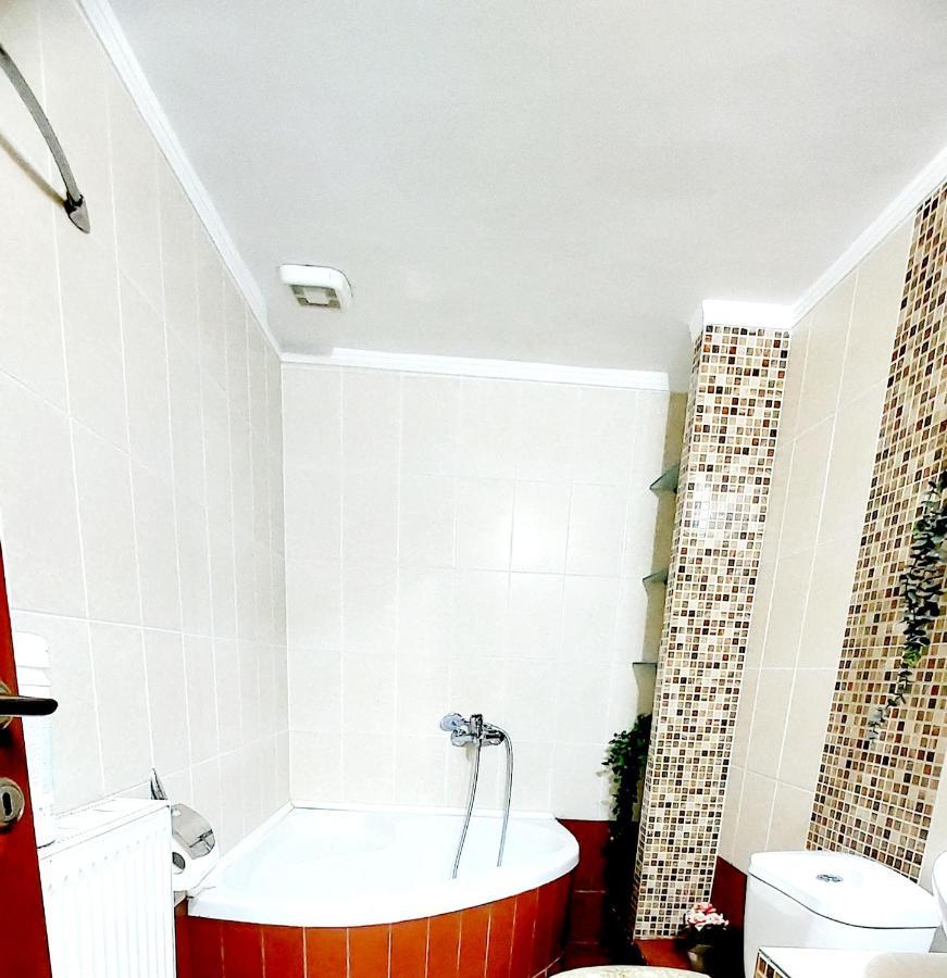 "Home Sweet Home" 3 Bedrooms Big House 110M Free Indoor Parking! เทสซาโลนิกิ ภายนอก รูปภาพ